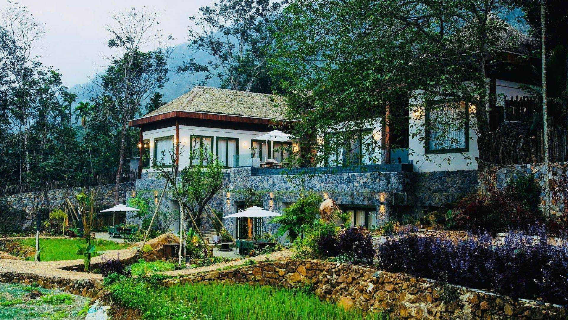 Chiếc ao nhỏ và khu vườn trong khuôn viên villa Pù Luông